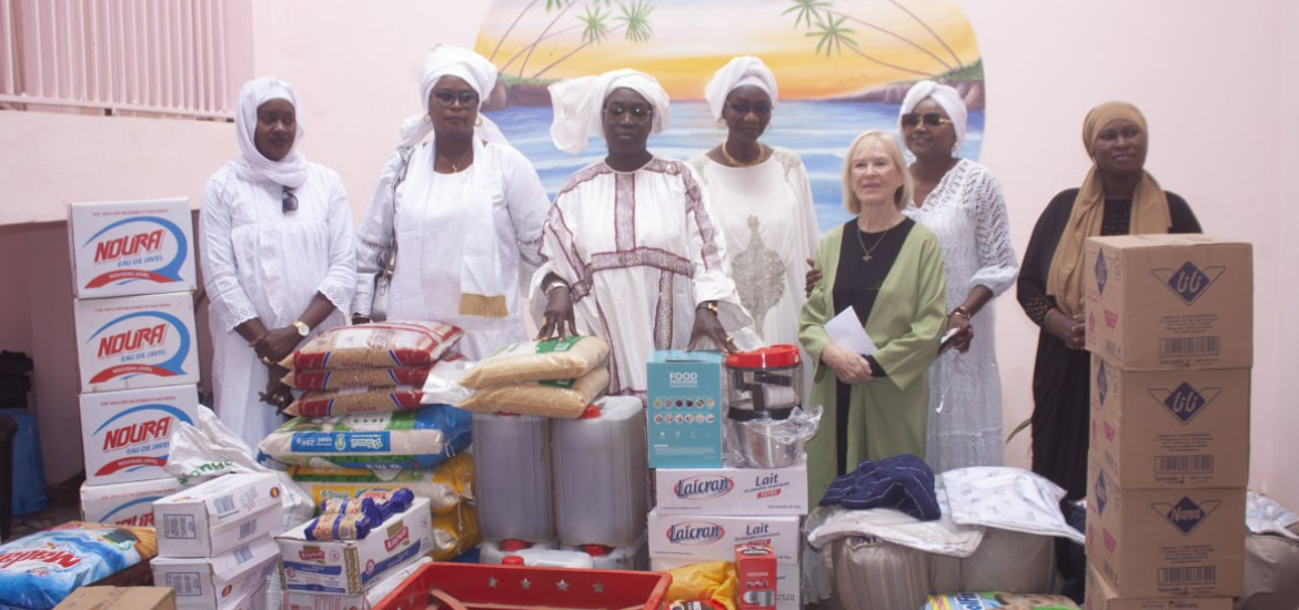 L’Amicale des femmes de la Présidence de la République a offert, le jeudi21 avril 2023, divers produits et denrées à la maison Rose de Guédiawaye.